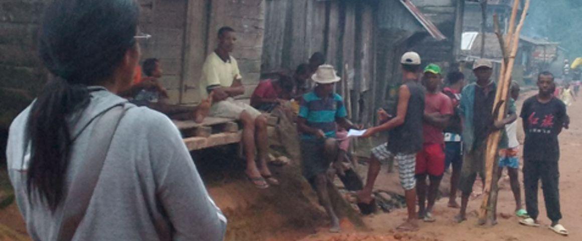 Restitution des résultats et sensibilisation auprès des chasseurs de Marovovonana © C. Henri, WCS